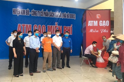 ATM gạo miễn phí đến với bà con dân tộc Mường ở vùng núi Kim Bôi - ảnh 2