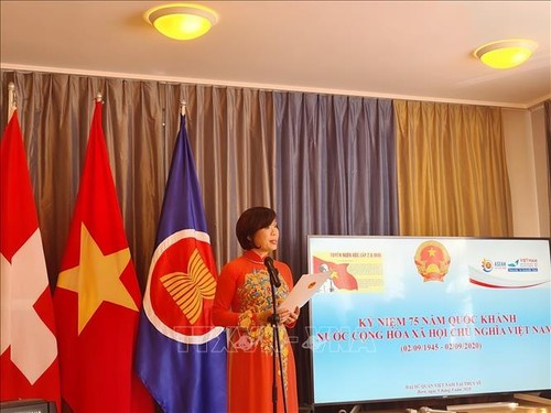Cơ quan đại diện Ngoại giao Việt Nam tại Geneva gặp gỡ bà con Việt kiều dịp 75 năm Quốc khánh Việt Nam - ảnh 1