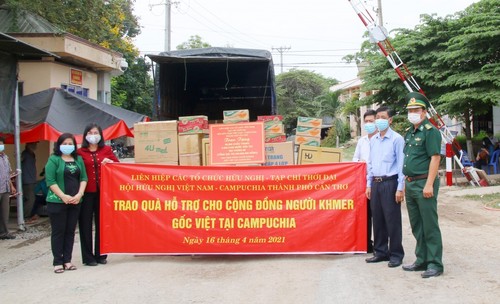 Liên hiệp Hữu nghị Cần Thơ, Tạp chí Thời Đại trao quà cho người Khmer gốc Việt tại Campuchia - ảnh 1