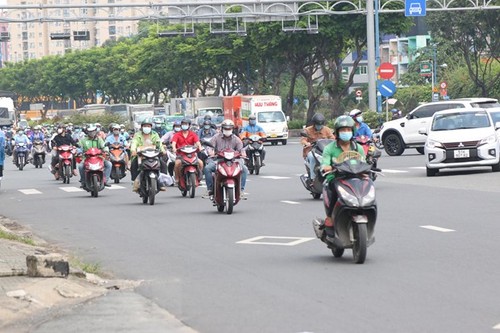 Nhịp sống dần sôi động trở lại trong ngày đầu nới lỏng giãn cách ở thành phố Hồ Chí Minh - ảnh 1