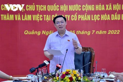 Chủ tịch Quốc hội Vương Đình Huệ làm việc tại Công ty cổ phần lọc hoá dầu Bình Sơn - ảnh 1