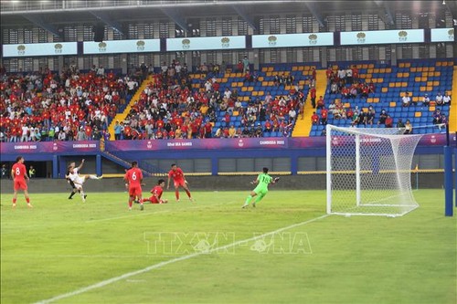 Sea Games 32: Bóng đá nam và nữ Việt Nam giành chiến thắng đậm trước U22 Singapore và nữ Malaysia - ảnh 1