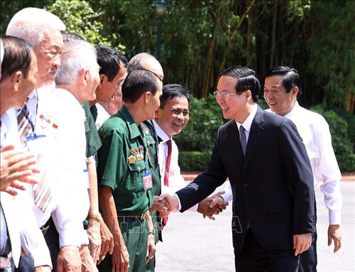 Chủ tịch nước Võ Văn Thưởng gặp mặt đoàn đại biểu người có công tỉnh Vĩnh Long - ảnh 1