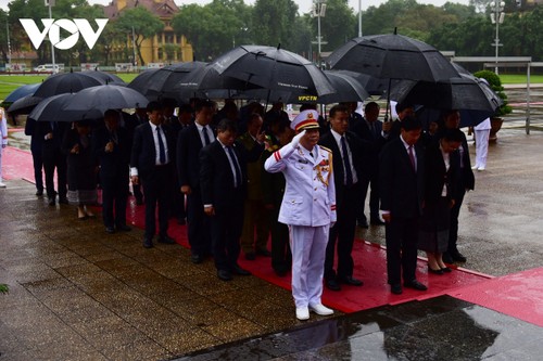 Tổng Bí thư, Chủ tịch nước Lào vào Lăng viếng Chủ tịch Hồ Chí Minh - ảnh 1