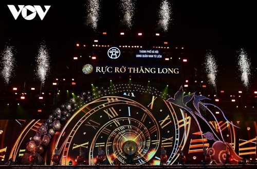 Người dân Việt Nam vui mừng đón chào năm mới Ất Tỵ  - ảnh 1