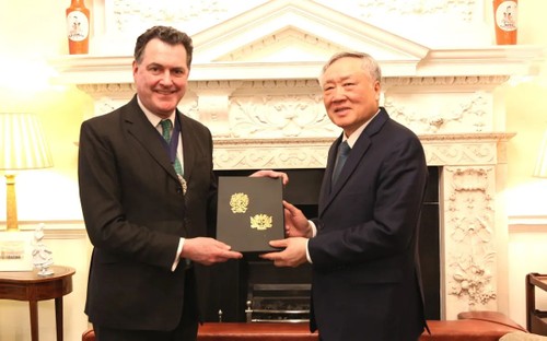 Anh sẵn sàng hỗ trợ Việt Nam xây dựng Trung tâm Tài chính - ảnh 1