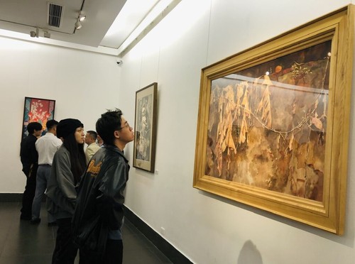 Triển lãm “Xuôi dòng sông Thu 2025” gây quỹ làm nhà cho người nghèo - ảnh 1