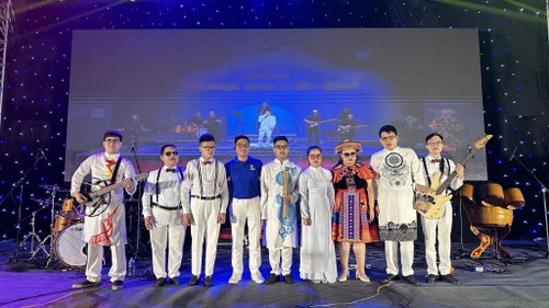 Thủ lĩnh ban nhạc khiếm thị và hành trình vươn tới ước mơ - ảnh 5