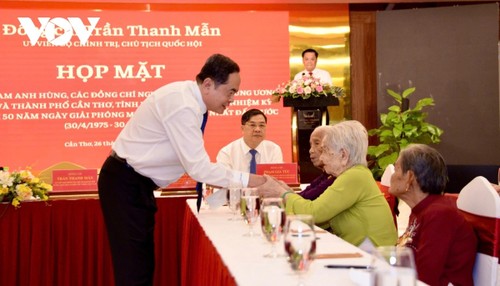 Chủ tịch Quốc hội gặp mặt các Mẹ Việt Nam anh hùng, nguyên lãnh đạo Trung ương tại TP Cần Thơ, Hậu Giang - ảnh 1