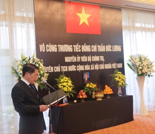 Tổng Lãnh sự quán Việt Nam tại Osaka, Nhật Bản trang trọng tổ chức lễ viếng nguyên Chủ tịch nước Trần Đức Lương - ảnh 2