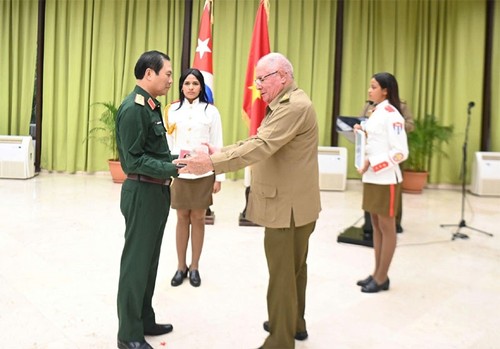 Việt Nam và Cuba thắt chặt tình đoàn kết và hợp tác quốc phòng - ảnh 2