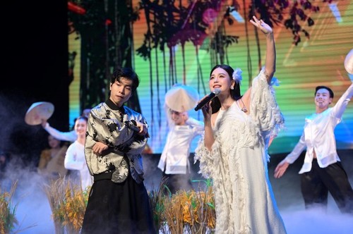 Phát huy giá trị văn hoá dân gian trong biểu diễn phong cách hát nhạc nhẹ - ảnh 3