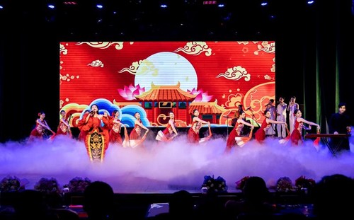 Phát huy giá trị văn hoá dân gian trong biểu diễn phong cách hát nhạc nhẹ - ảnh 4