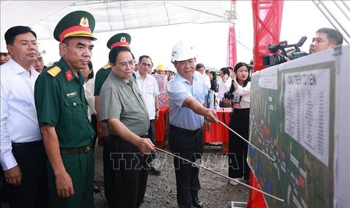 Thủ tướng Phạm Minh Chính kiểm tra, đôn đốc thi công các dự án cao tốc tại Đồng bằng sông Cửu Long - ảnh 1