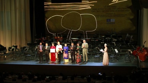 UNESCO trao bằng Di sản tư liệu thế giới cho Bộ sưu tập của Nhạc sĩ Hoàng Vân - ảnh 1