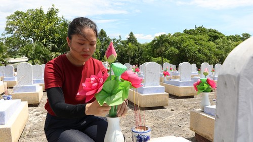 Khoảng lặng bên những phần mộ “chưa rõ tên” - ảnh 1