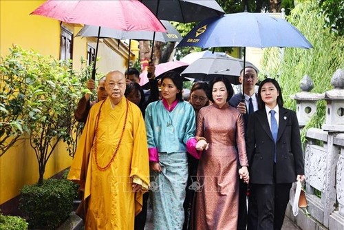 Phu nhân Chủ tịch nước Việt Nam và Hoàng hậu Bhutan thăm chùa Trấn Quốc - ảnh 1