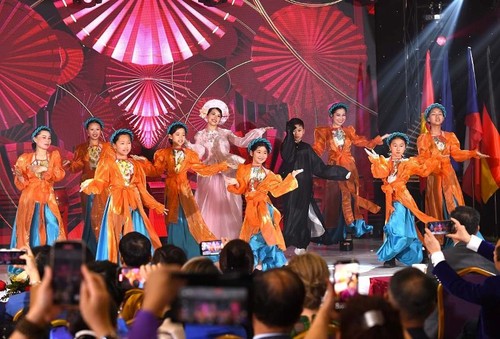 Phụ nữ Việt Nam tại Châu Âu: Việt phục bộ hành chào mừng 80 năm Quốc khánh  - ảnh 4