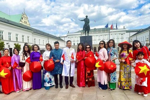 Việt phục bộ hành tại Ba Lan: mở đầu hành trình lan tỏa niềm tự hào dân tộc Việt giữa trời Âu - ảnh 4
