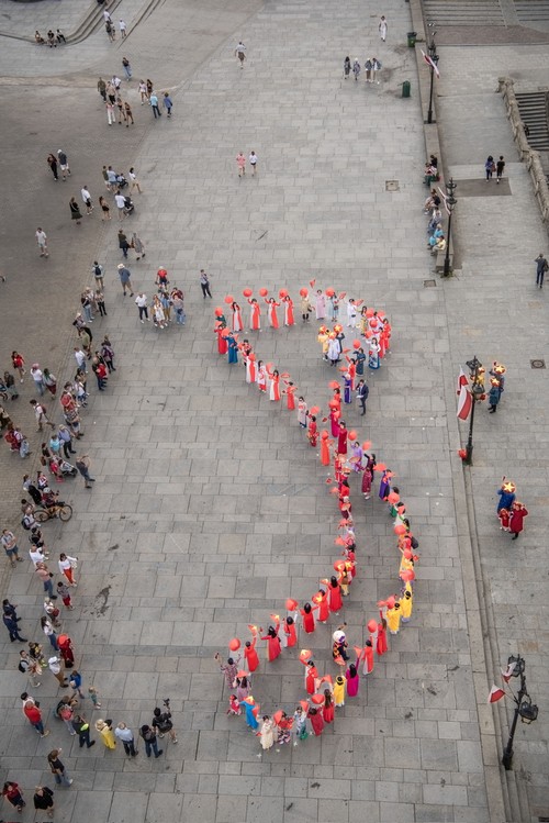 Việt phục bộ hành tại Ba Lan: mở đầu hành trình lan tỏa niềm tự hào dân tộc Việt giữa trời Âu - ảnh 5