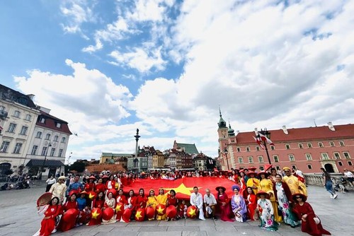 Việt phục bộ hành tại Ba Lan: mở đầu hành trình lan tỏa niềm tự hào dân tộc Việt giữa trời Âu - ảnh 2