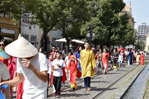 Ngày hội Việt phục bộ hành tại Châu Âu – hòa chung niềm tự hào dân tộc nhân kỷ niệm 80 năm Quốc khánh Việt Nam - ảnh 17