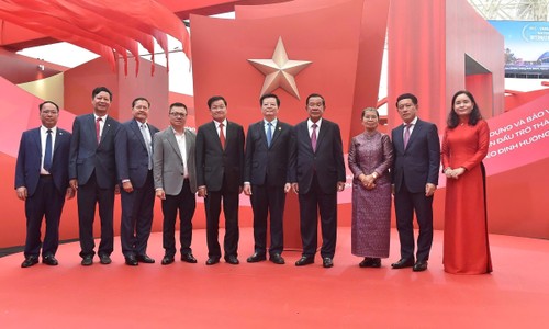 Lãnh đạo Lào và Campuchia tham quan Triển lãm thành tựu đất nước - ảnh 2