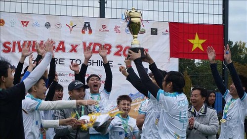 Giải bóng đá thanh niên - sinh viên Việt Nam tại Đức: Sân chơi gắn kết cộng đồng người Việt - ảnh 1