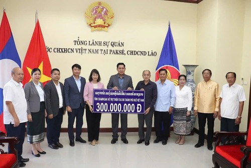 Tỉnh Champasak và Salavan ủng hộ các tỉnh Việt Nam khắc phục thiệt hại bão lũ - ảnh 1