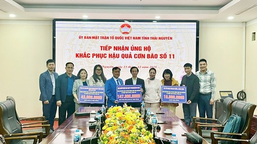 Tình người Việt từ phương xa đến với bà con vùng lũ Vĩnh Thông - ảnh 1