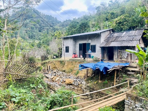 Tình người Việt từ phương xa đến với bà con vùng lũ Vĩnh Thông - ảnh 3