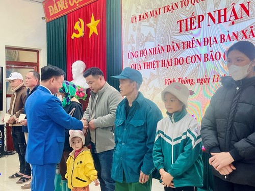 Tình người Việt từ phương xa đến với bà con vùng lũ Vĩnh Thông - ảnh 5