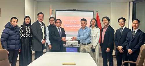 Hơn 300 triệu đồng từ sự vận động của Tổng lãnh sự quán Việt Nam tại Osaka gửi tới đồng bào vùng lũ miền Trung - ảnh 1