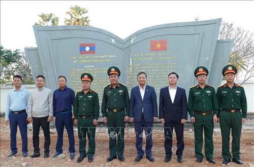 Dâng hương tưởng niệm các anh hùng liệt sĩ tại Lào - ảnh 2