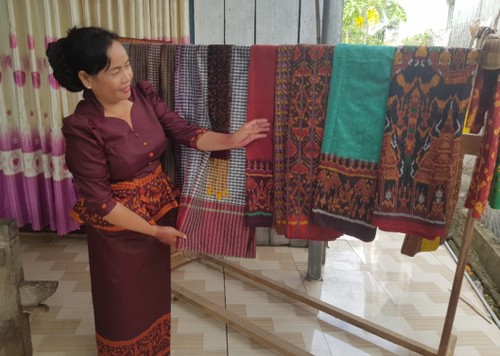 Nghệ nhân Néang Chanh Ty bảo tồn nghề dệt thổ cẩm Khmer - ảnh 1
