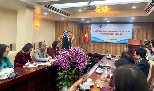 Trường Đại học Sư phạm Hà Nội trao quyết định triển khai kỳ thi đánh giá năng lực tiếng Việt ở nước ngoài - ảnh 4