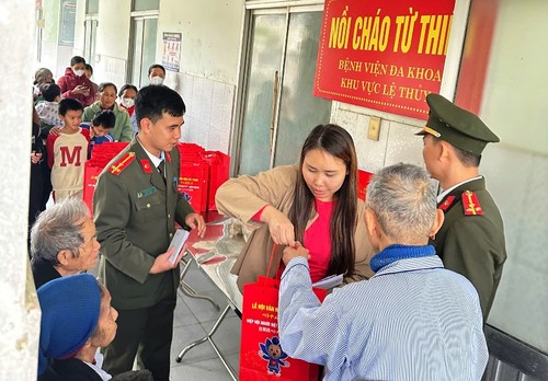 Kiều bào Nhật Bản tặng quà Tết bệnh nhân khó khăn tại Quảng Trị - ảnh 3