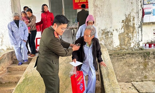 Kiều bào Nhật Bản tặng quà Tết bệnh nhân khó khăn tại Quảng Trị - ảnh 4