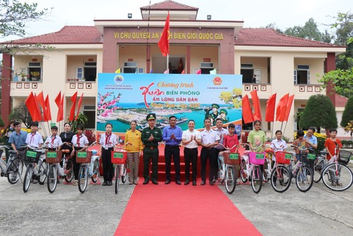 Biên phòng Quảng Ngãi chăm lo Tết cho người dân vùng biên giới, hải đảo - ảnh 2