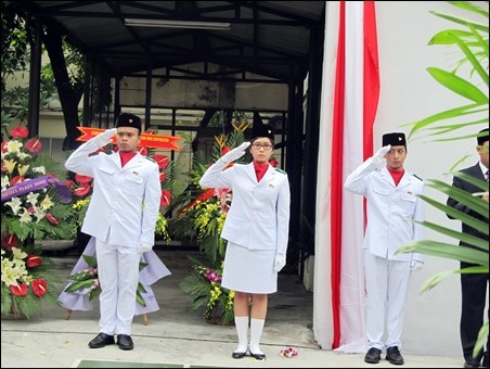 Upacara mengerek bendera memperingati ulth ke- 67 Hari Kemerdekaan RI di  Hanoi  - ảnh 5