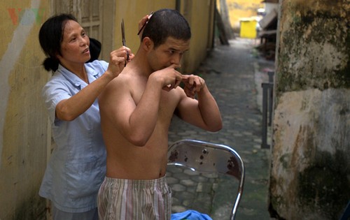 Anak-anak korban agent oranye/dioxin di kampung Hoa Binh - ảnh 2