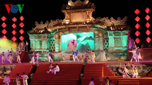 Lebih dari 65 ribu orang menghadiri Festival Kerajinan Tradisional kota Hue 2013 - ảnh 1