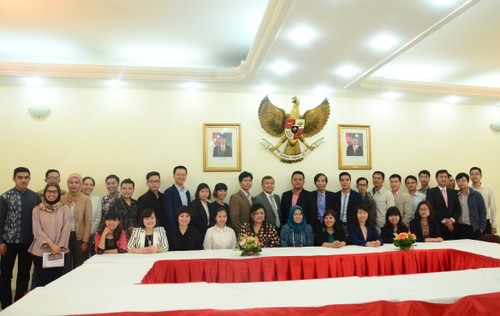 KBRI di Hanoi mengadakan pertemuan dengan para alumni Vietnam - ảnh 5