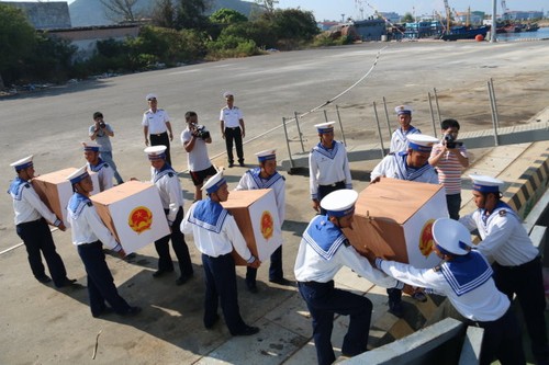 Perjalanan di laut untuk membawa kartu suara kepada para pemilih di kabupaten pulau Truong Sa - ảnh 1