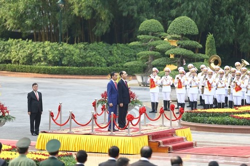 Presiden Tran Dai Quang meminpin acara penyambutan Presiden Indonesia, Joko Widodo - ảnh 1