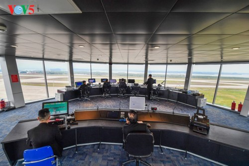 Panorama bandara internasional Van Don di tengah-tengah laut dan langit daerah Dong Bac (Timur Laut)  - ảnh 18