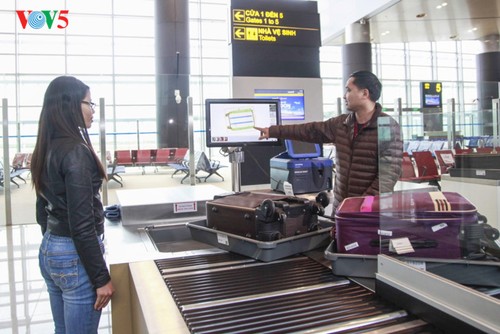 Panorama bandara internasional Van Don di tengah-tengah laut dan langit daerah Dong Bac (Timur Laut)  - ảnh 6