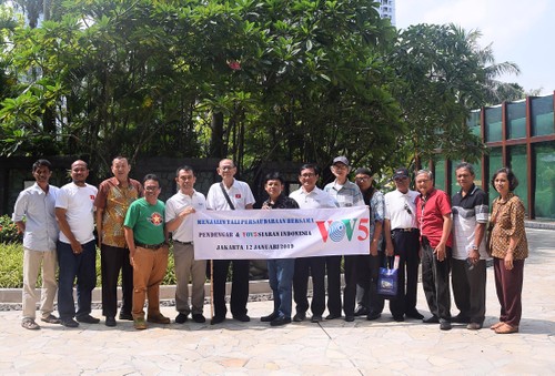 VOV5 melakukan pertemuan dan menyampaikan penghargaan “Pendengar Tipikal tahun 2018” di Jakarta, Indonesia - ảnh 13