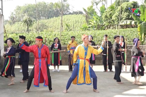 ក្លឹបវប្បធម៌រួមចំណែកដល់ការអភិរក្សវប្បធម៌ប្រពៃណីរបស់ជនជាតិ - ảnh 2