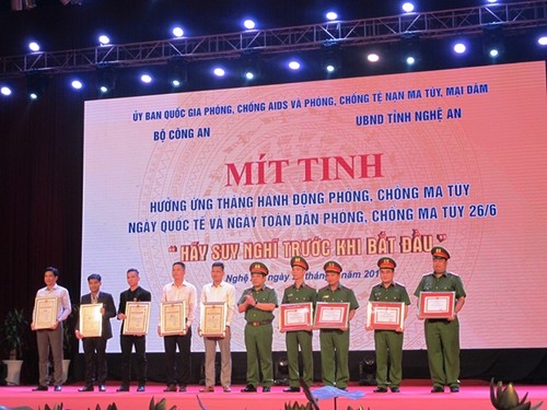 Meeting responds to drug prevention month  - ảnh 1